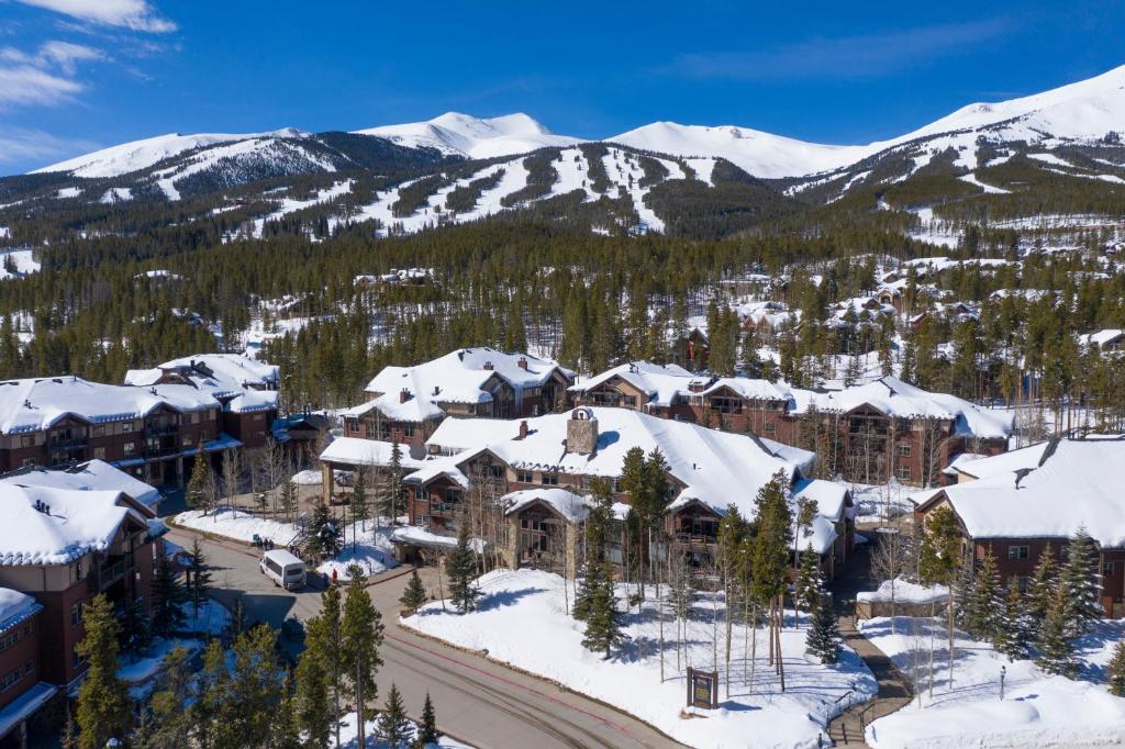 una vista aérea de un complejo con montañas cubiertas de nieve en Grand Timber Lodge en Breckenridge