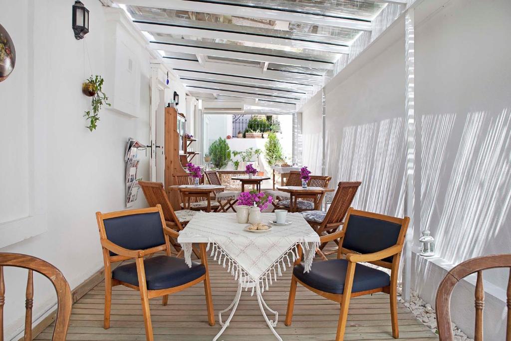 A seating area at Moshinos Hotel