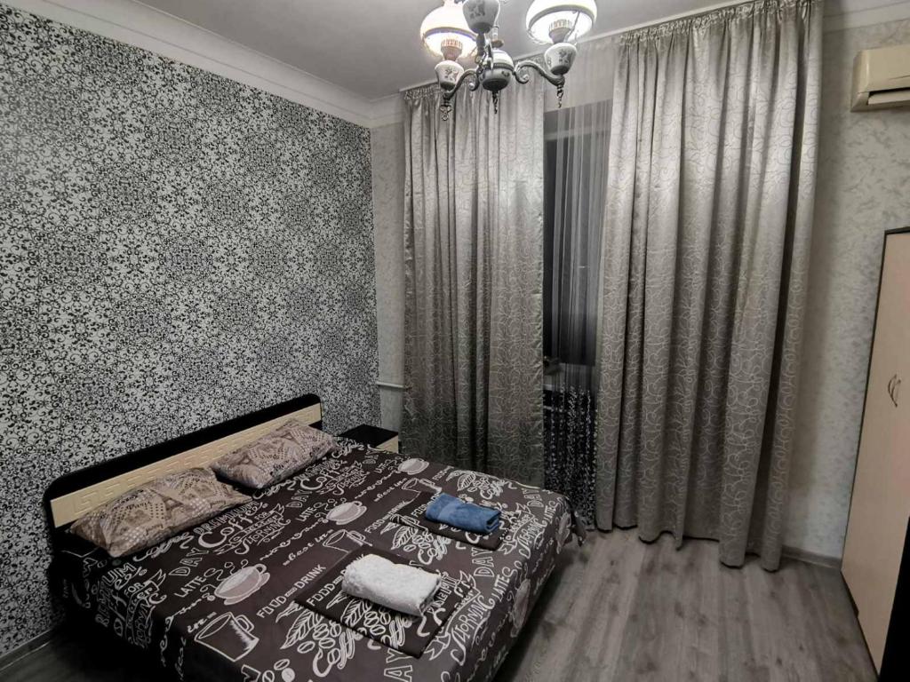 ザポリージャにあるApartment 2 bed rooms near Aristokratのベッドルーム1室(ベッド1台、シャンデリア付)