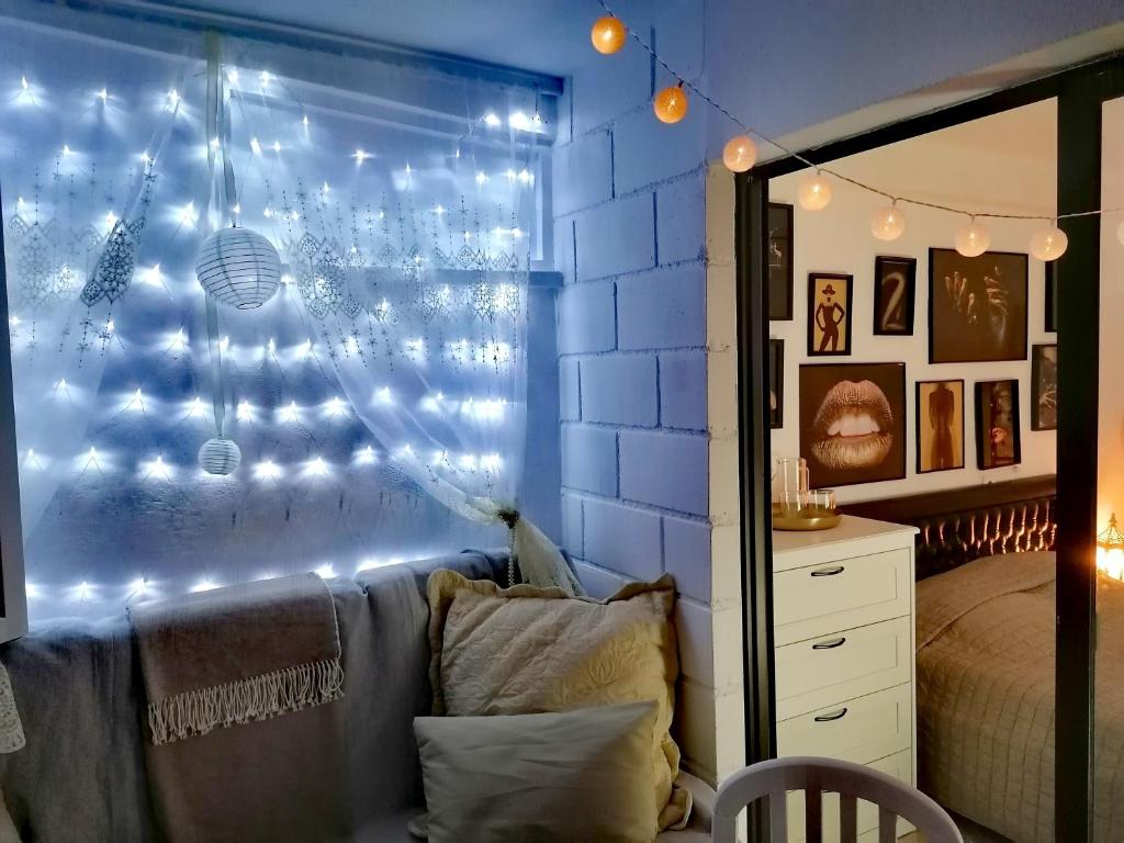 ein Schlafzimmer mit einer blauen Wand mit Licht in der Unterkunft The house of secrets in Torrevieja