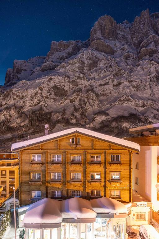 Nespecifikovaný výhled na hory nebo výhled na hory při pohledu z hotelu