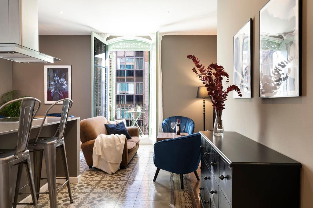 a living room with a kitchen and a dining room at Central Suites Barcelona in Barcelona