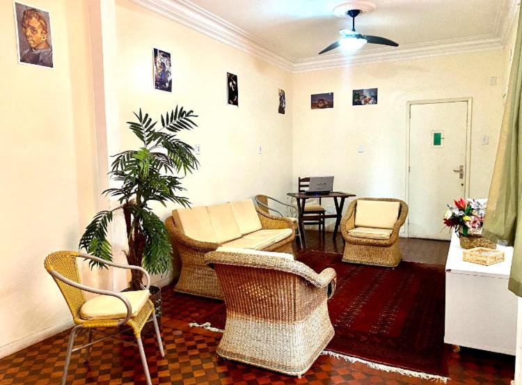 een woonkamer met een bank, stoelen en een tafel bij Rio Guesthouse - Um quarteirão da Praia de Copacabana in Copacabana