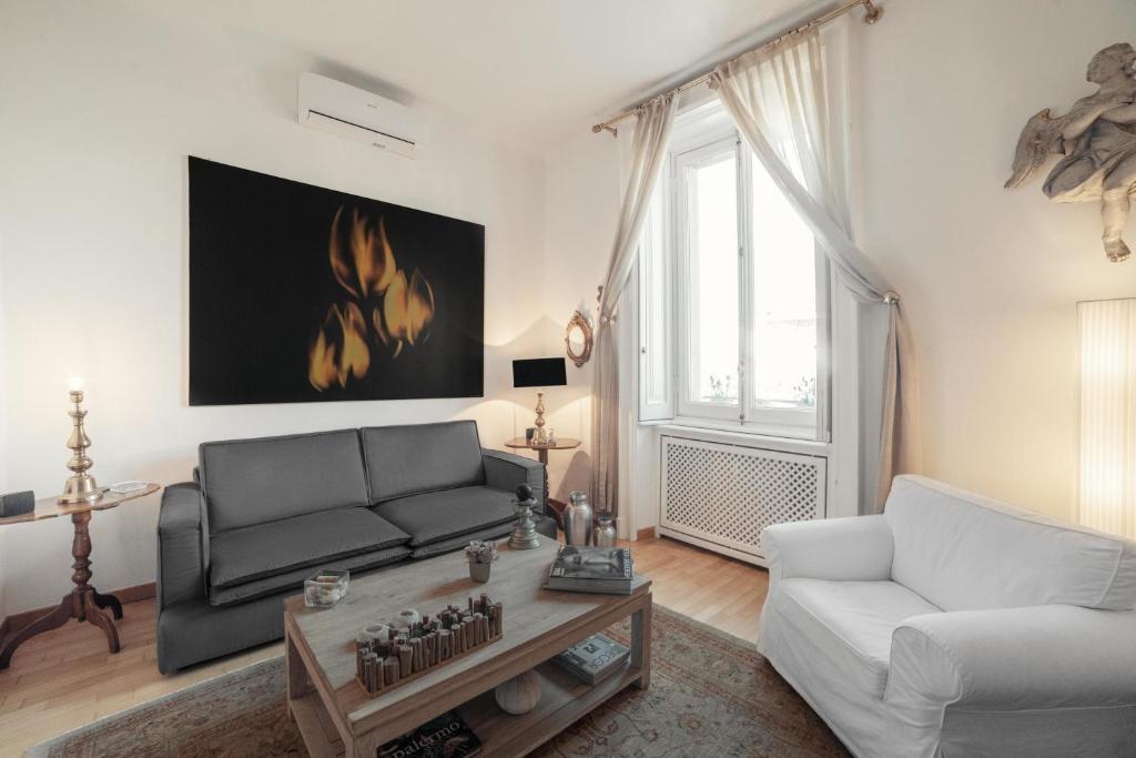 een woonkamer met een bank en een tafel bij Easylife - Luxury apartament in Cadorna Duomo MXP in Milaan