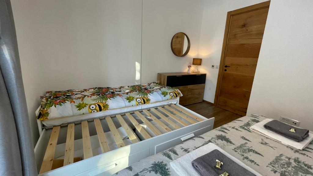Ein Bett oder Betten in einem Zimmer der Unterkunft Apartman Pinewood Divcibare