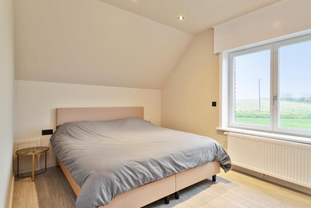 a bedroom with a bed and a window at Vakantiewoning in het landelijke Staden! 10 pers - STAEDENBERGH in Staden