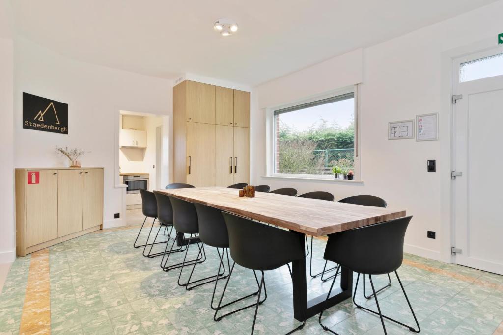 a conference room with a wooden table and chairs at Vakantiewoning in het landelijke Staden! 10 pers - STAEDENBERGH in Staden