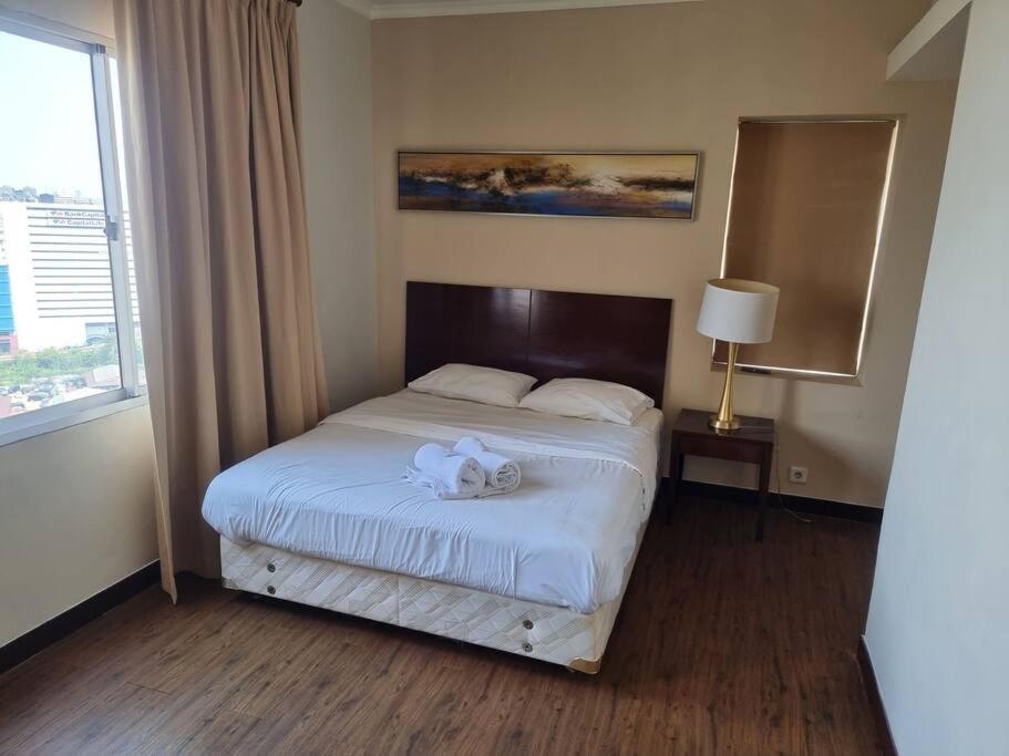 una camera da letto con un letto e un asciugamano sopra di Hunian dekat T I Ancol, pintu Toll, Itc Mangga dua a Giacarta