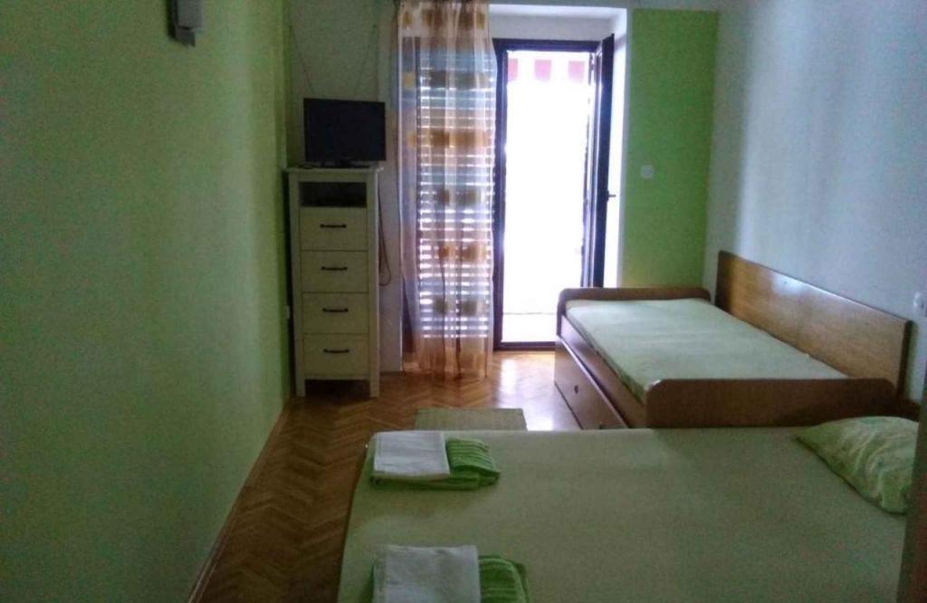 Postel nebo postele na pokoji v ubytování Apartments in Jadranovo 41877