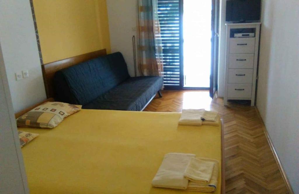 Postel nebo postele na pokoji v ubytování Apartments in Jadranovo 41877