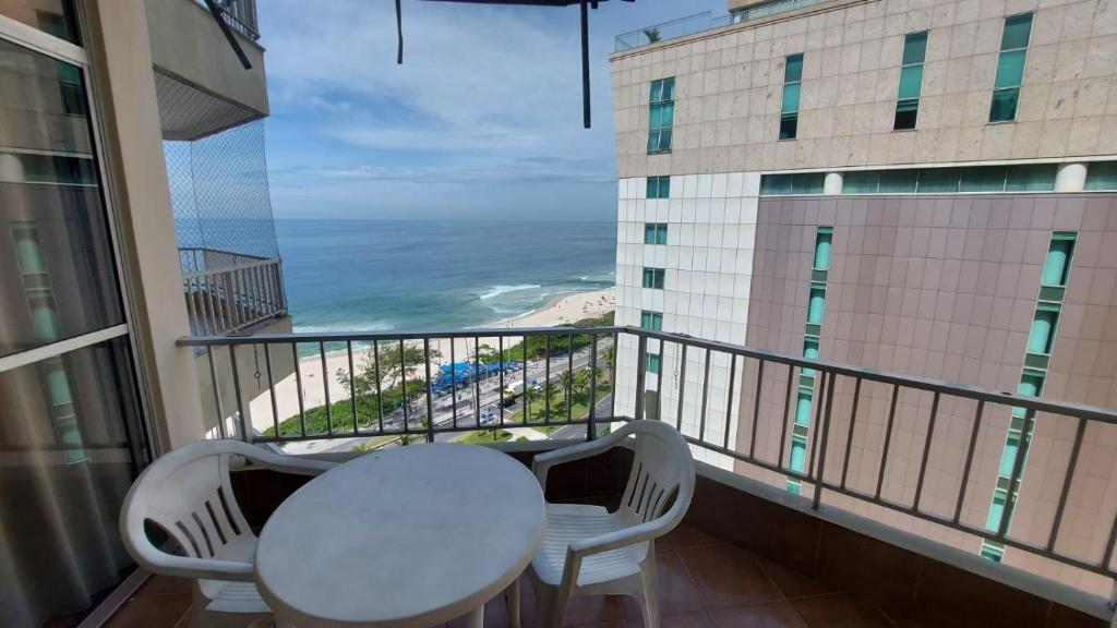 Balkonas arba terasa apgyvendinimo įstaigoje Flat na praia da Barra da Tijuca