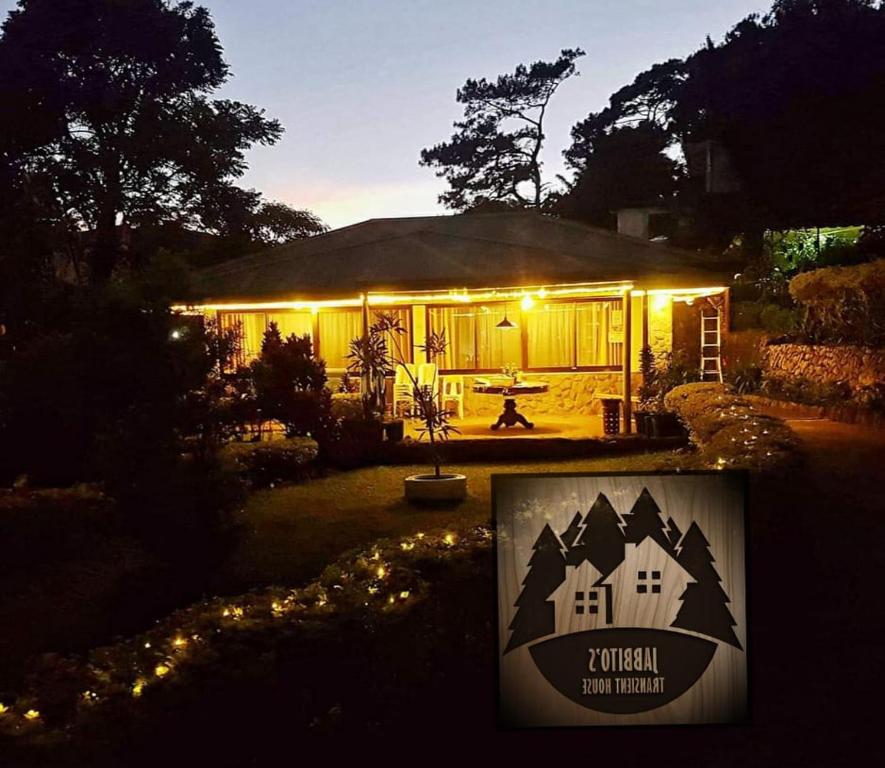 uma casa iluminada à noite com luzes em Jabbitos Baguio Transient House 2 em Baguio