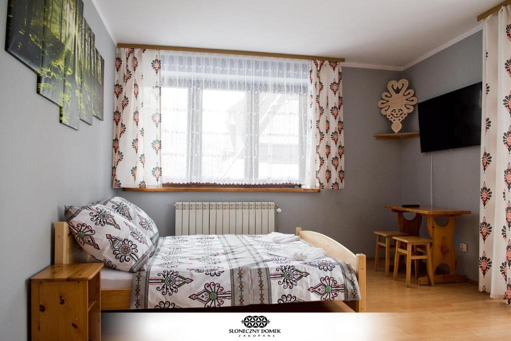 Posteľ alebo postele v izbe v ubytovaní Słoneczny Domek