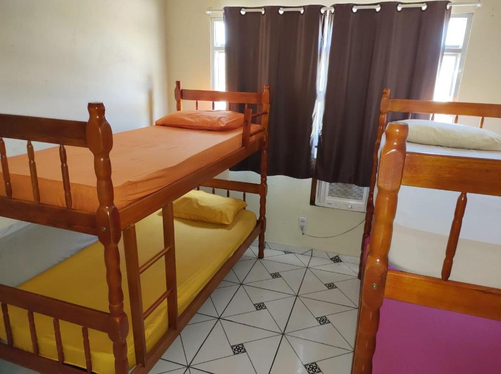 a bedroom with two bunk beds and a window at Apartamento Dulplex Diária/Temporada in Angra dos Reis