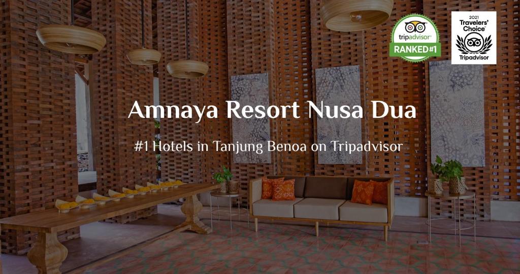 een woonkamer met een bank en een tafel bij Amnaya Resort Nusa Dua in Nusa Dua