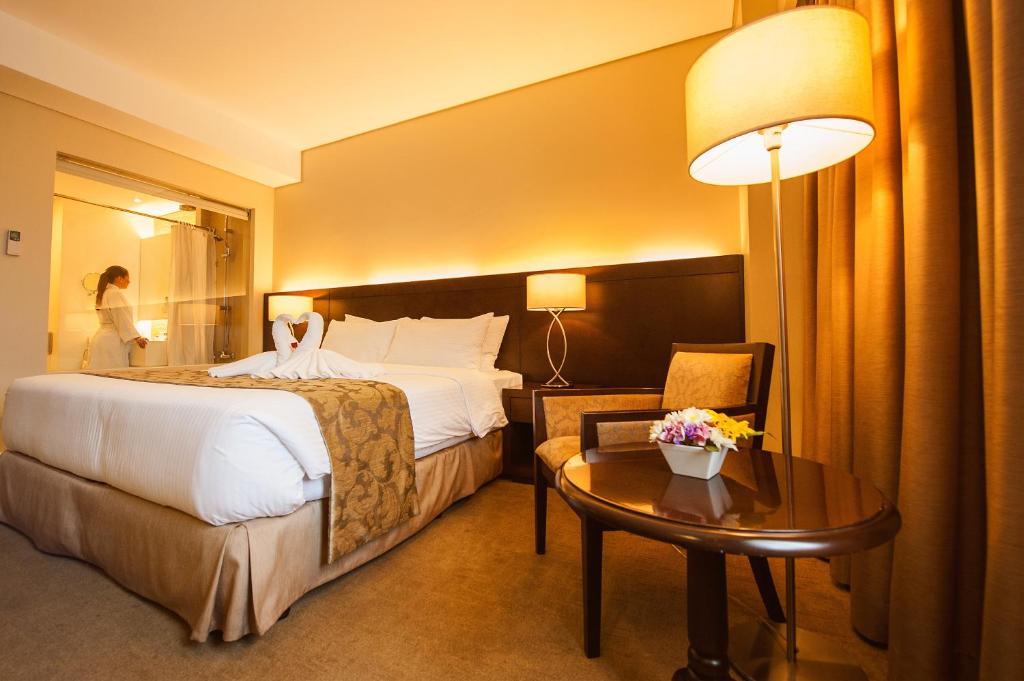 Postel nebo postele na pokoji v ubytování Harolds Hotel Cebu