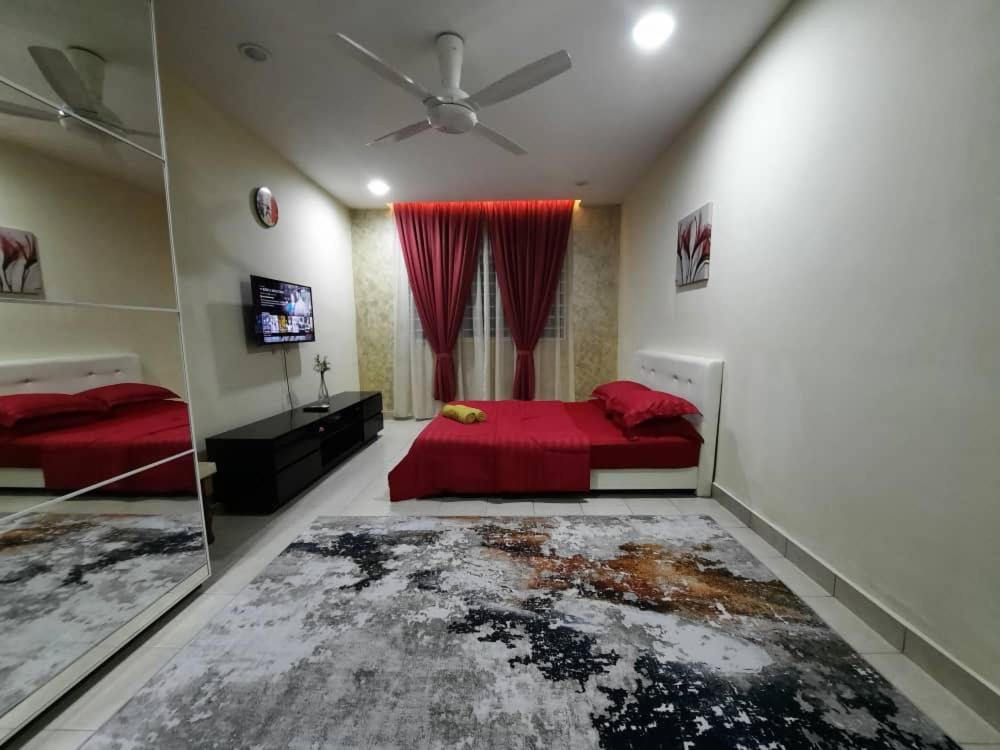 een slaapkamer met een rood bed en een spiegel bij HillTree Homestay Putrajaya in Putrajaya