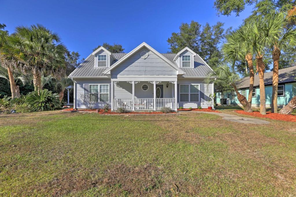 een huis met palmbomen en een tuin bij Seagrass Cottage Less Than 1 Mi to Fishing, Boating in Steinhatchee