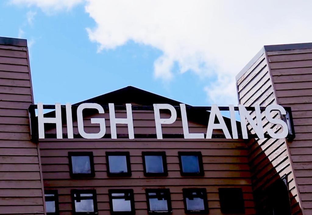 un edificio de gran altura con un cartel encima en Hotel High Plains, en Dinner Plain