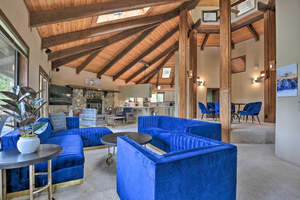 een woonkamer met blauwe stoelen en een tafel bij Family-Friendly Pine Mountain Club Hideaway! in Pine Mountain Club