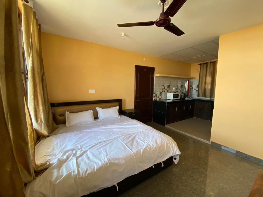 Postel nebo postele na pokoji v ubytování Redeem Cafe & Homestay