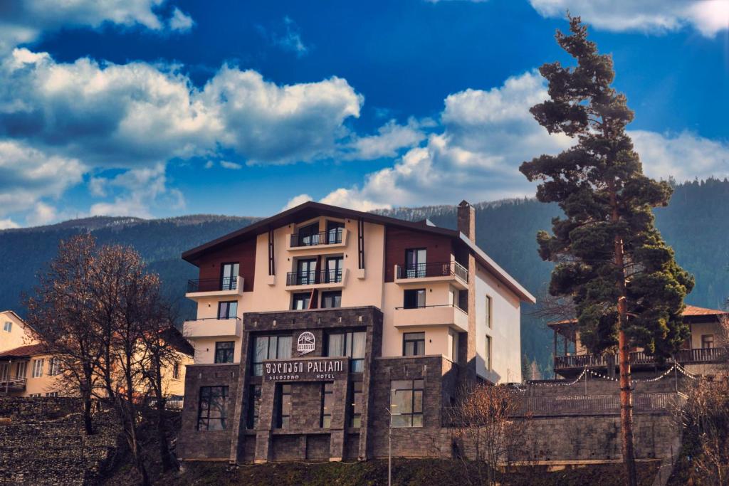 Nespecifikovaný výhled na hory nebo výhled na hory při pohledu z hotelu