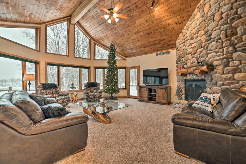 Huge Bellaire Home on Cedar River Golf Course, Bellaire Updated 2024