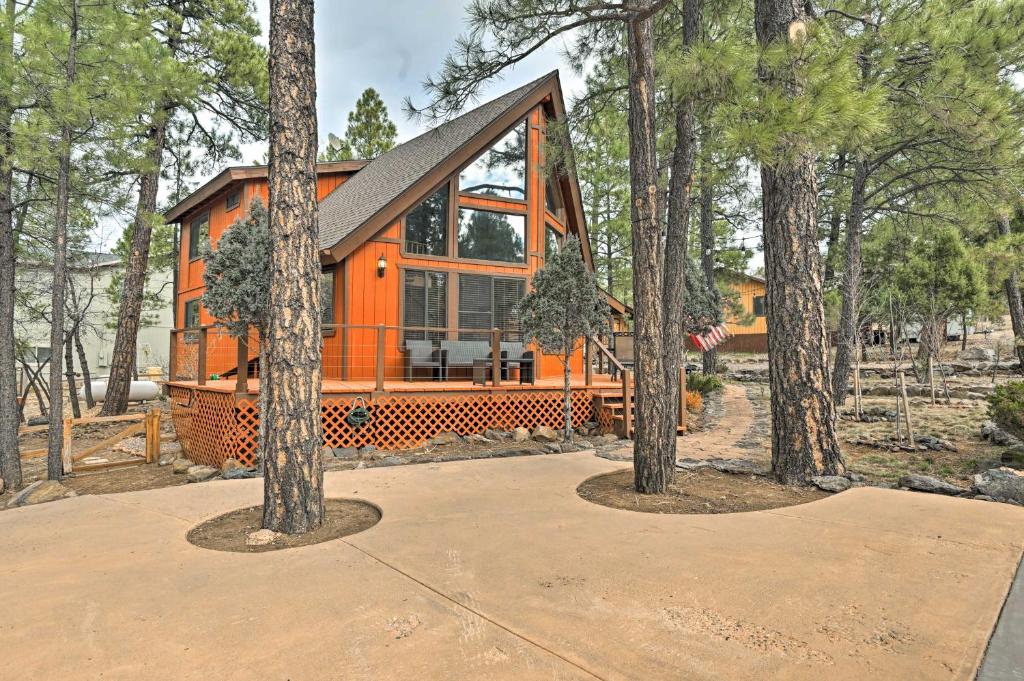 1 Mi to Lake Secluded Cabin with Deck in Munds Park - Casa De Vacaciones