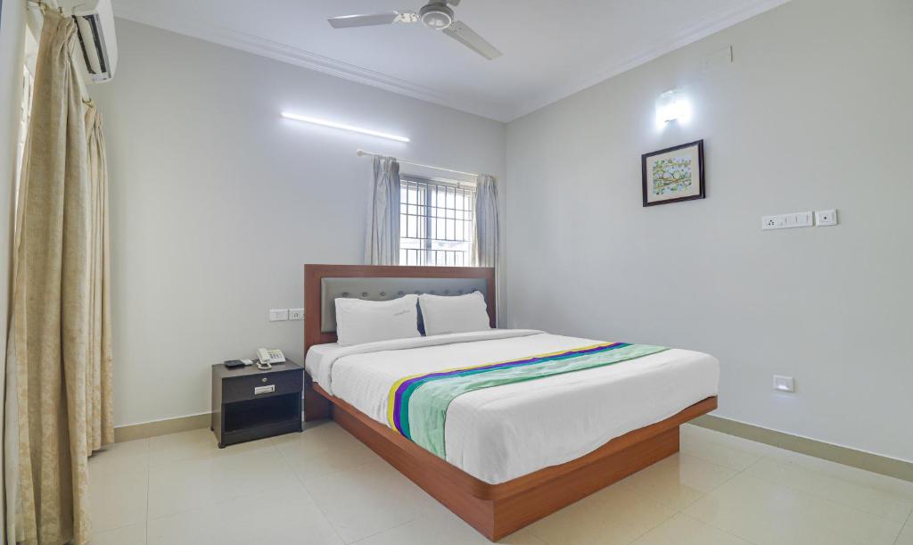 Postel nebo postele na pokoji v ubytování Treebo Rithikha Inn Elite Chennai Trade Centre