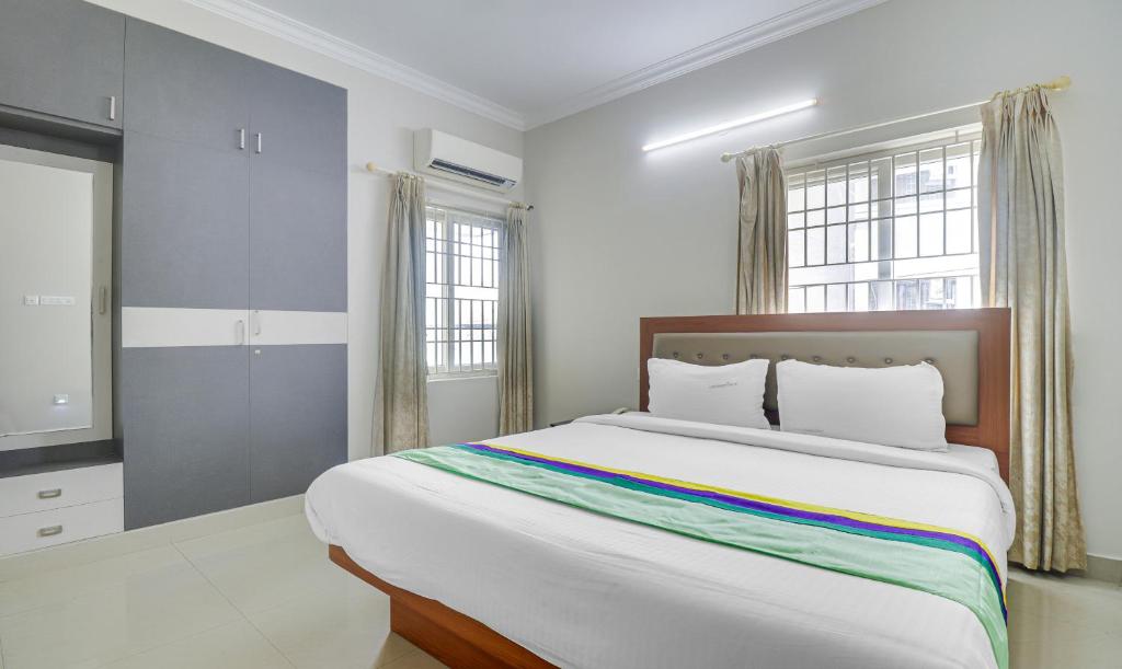 Postel nebo postele na pokoji v ubytování Treebo Rithikha Inn Elite Chennai Trade Centre