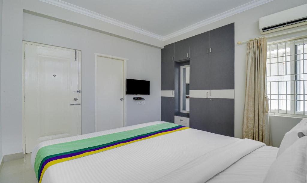 Postel nebo postele na pokoji v ubytování Treebo Rithikha Inn Elite Chennai Trade Centre
