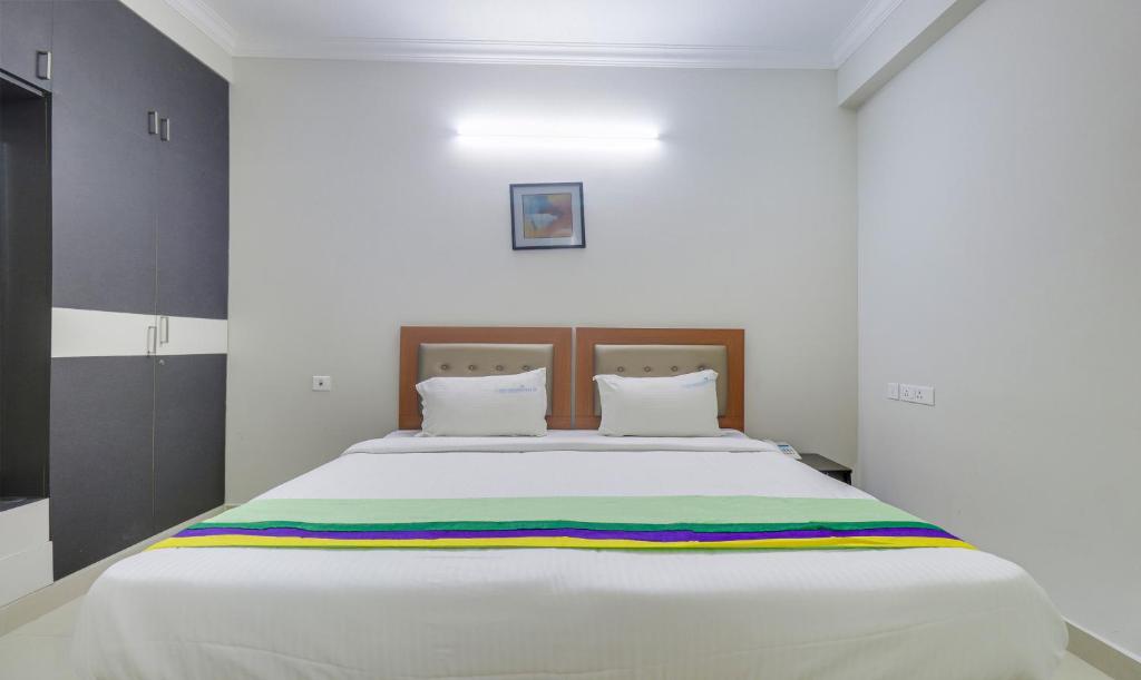 Postel nebo postele na pokoji v ubytování Treebo Rithikha Inn Elite Chennai Trade Centre