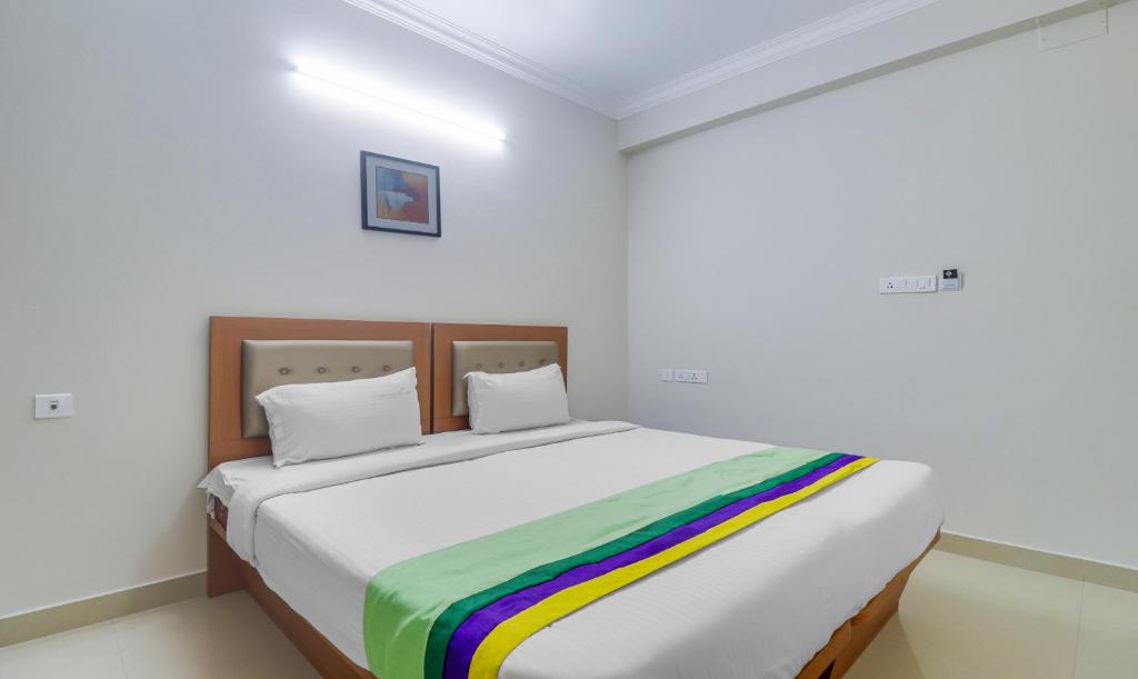 Postel nebo postele na pokoji v ubytování Treebo Rithikha Inn Elite Chennai Trade Centre