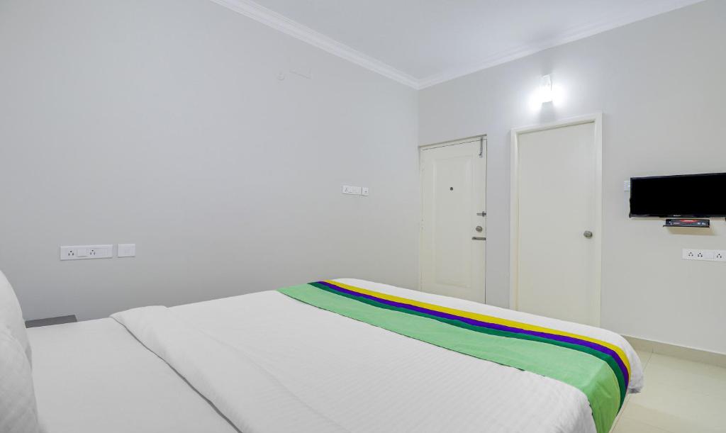 Postel nebo postele na pokoji v ubytování Treebo Rithikha Inn Elite Chennai Trade Centre