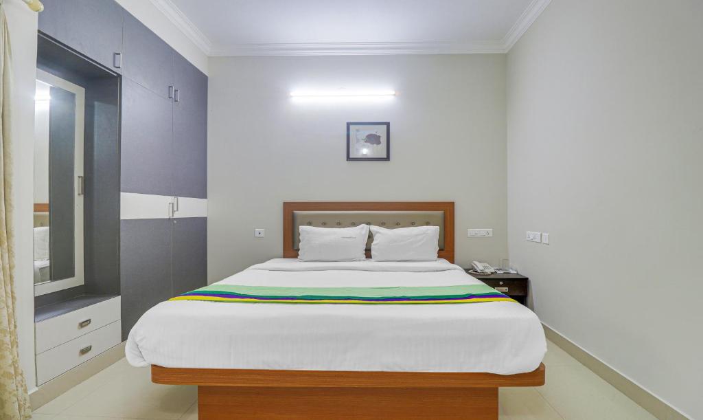 Postel nebo postele na pokoji v ubytování Treebo Rithikha Inn Elite Chennai Trade Centre