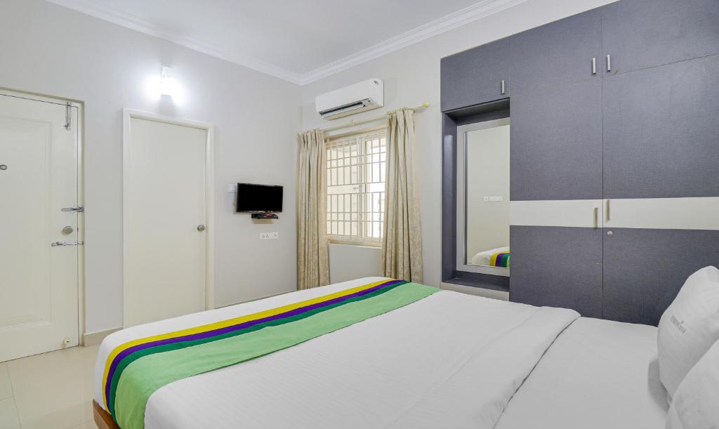 Postel nebo postele na pokoji v ubytování Treebo Rithikha Inn Elite Chennai Trade Centre