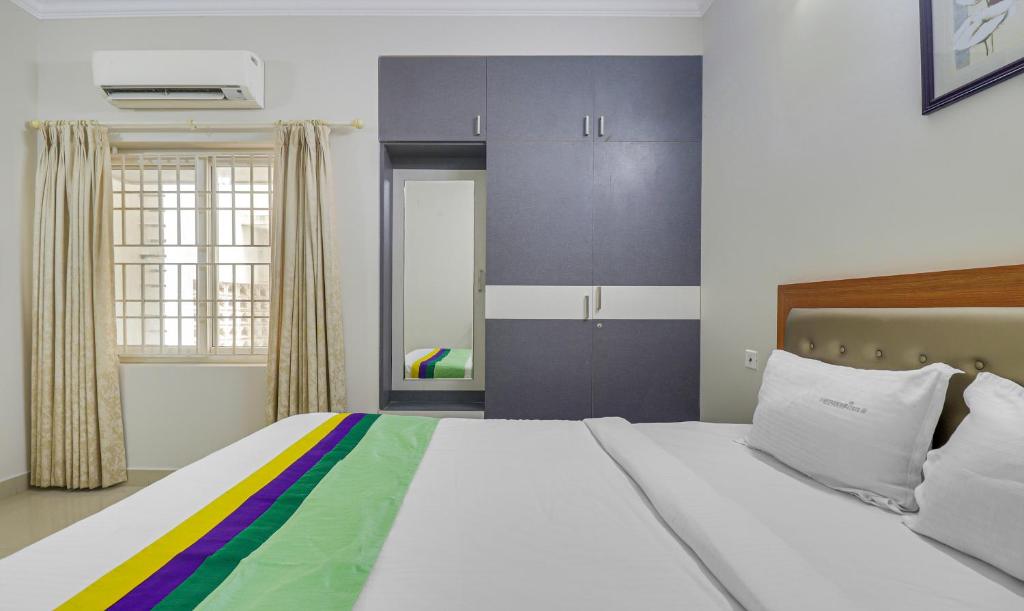 Postel nebo postele na pokoji v ubytování Treebo Rithikha Inn Elite Chennai Trade Centre