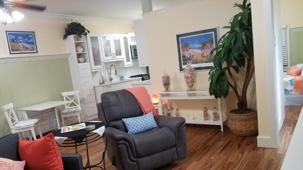 Downtown Whimsical Zen Paradise Pool, Tiki Bar, 2 blks from Atlantic