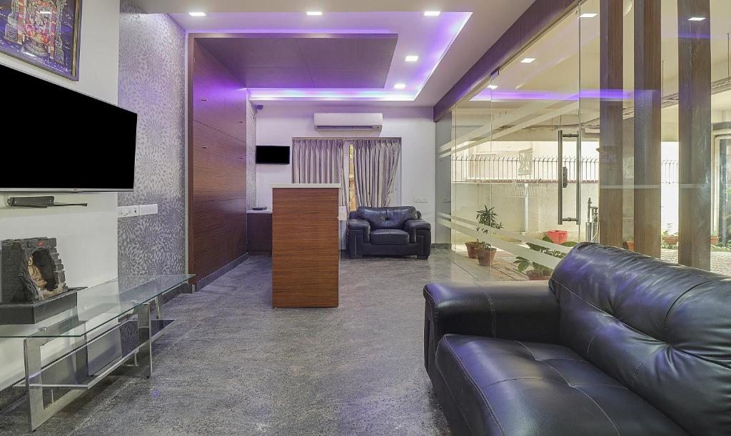 TV a/nebo společenská místnost v ubytování Treebo Rithikha Inn Elite Chennai Trade Centre
