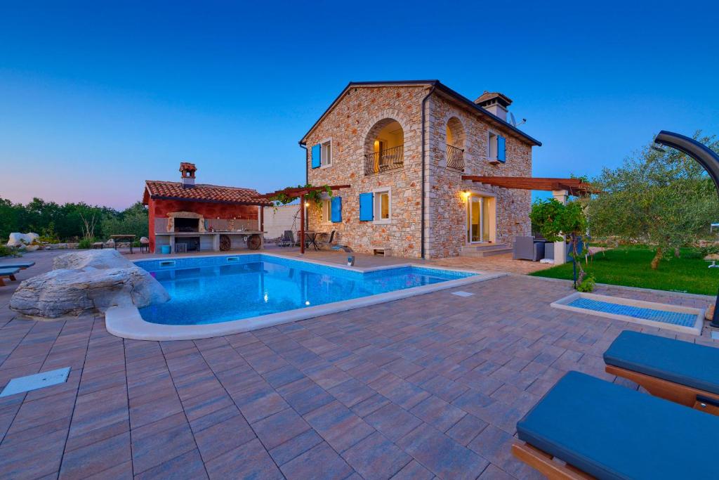 Πισίνα στο ή κοντά στο Relax house surrounded by olives and vineyard