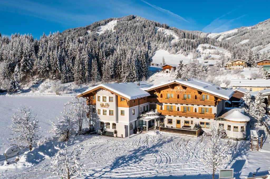 eine Luftansicht einer Lodge im Schnee in der Unterkunft Gasthof Schützenhof in Flachau