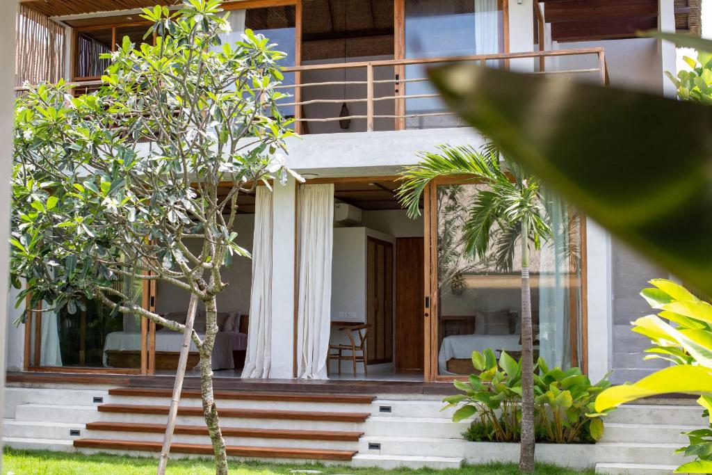een huis met een trap die naar de voordeur leidt bij Las Lunas Villas Canggu in Canggu