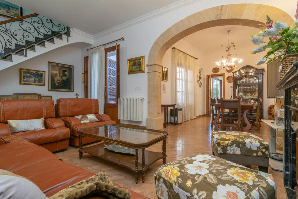 A seating area at Can Serra -Santa Margalida-