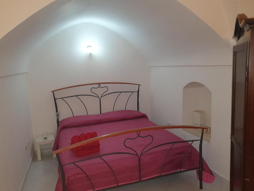 マルティナ・フランカにあるIl Nido Di Ederaの小さなベッドルーム(ピンクベッド1台付)