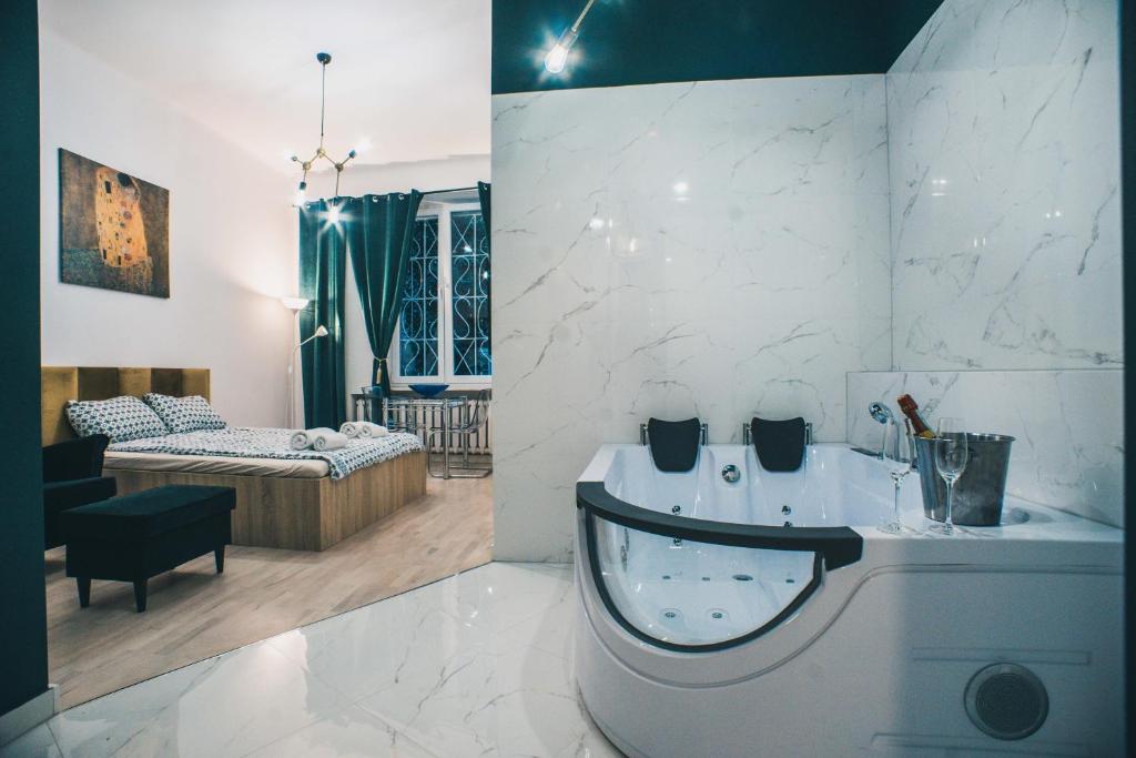 Posteľ alebo postele v izbe v ubytovaní YOURAPART STARÓWKA z JACUZZI