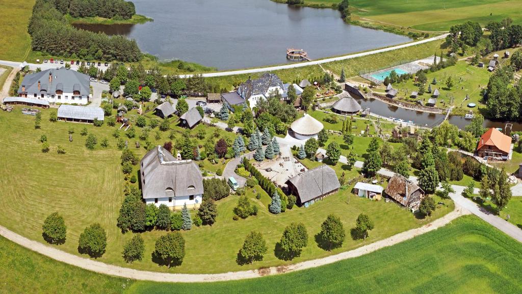 una vista aerea di una tenuta con una casa di Vienkiemis a Kretinga