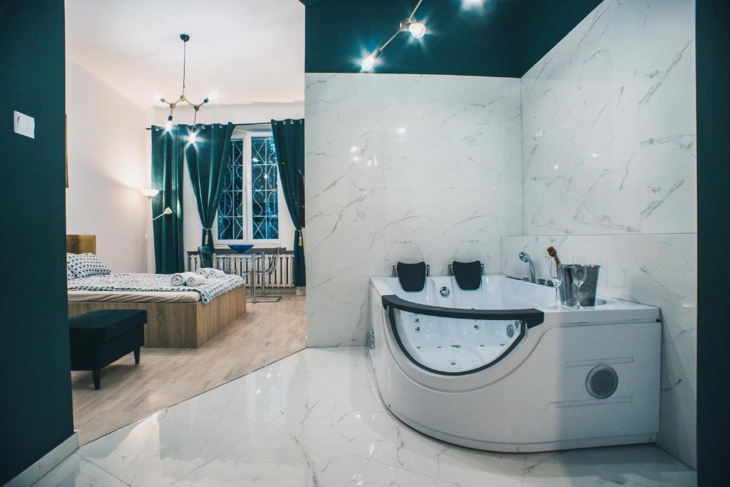 Posteľ alebo postele v izbe v ubytovaní YOURAPART STARÓWKA z JACUZZI