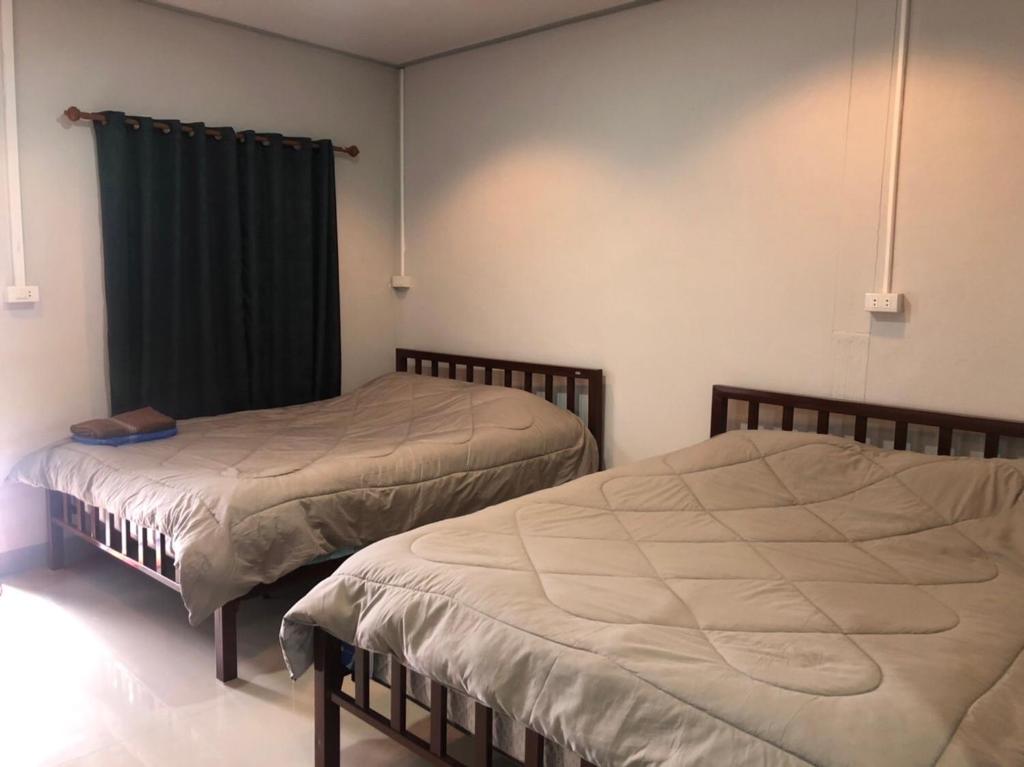 A bed or beds in a room at บ้านทองอาทรเขาค้อ