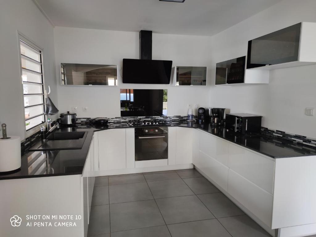 Kuchyň nebo kuchyňský kout v ubytování villa Areca