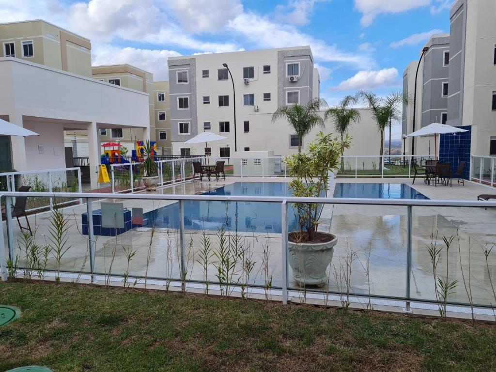 - une vue sur la piscine d'un complexe d'appartements dans l'établissement Ao lado do shopping com piscina e ar condicionado., à Caruaru